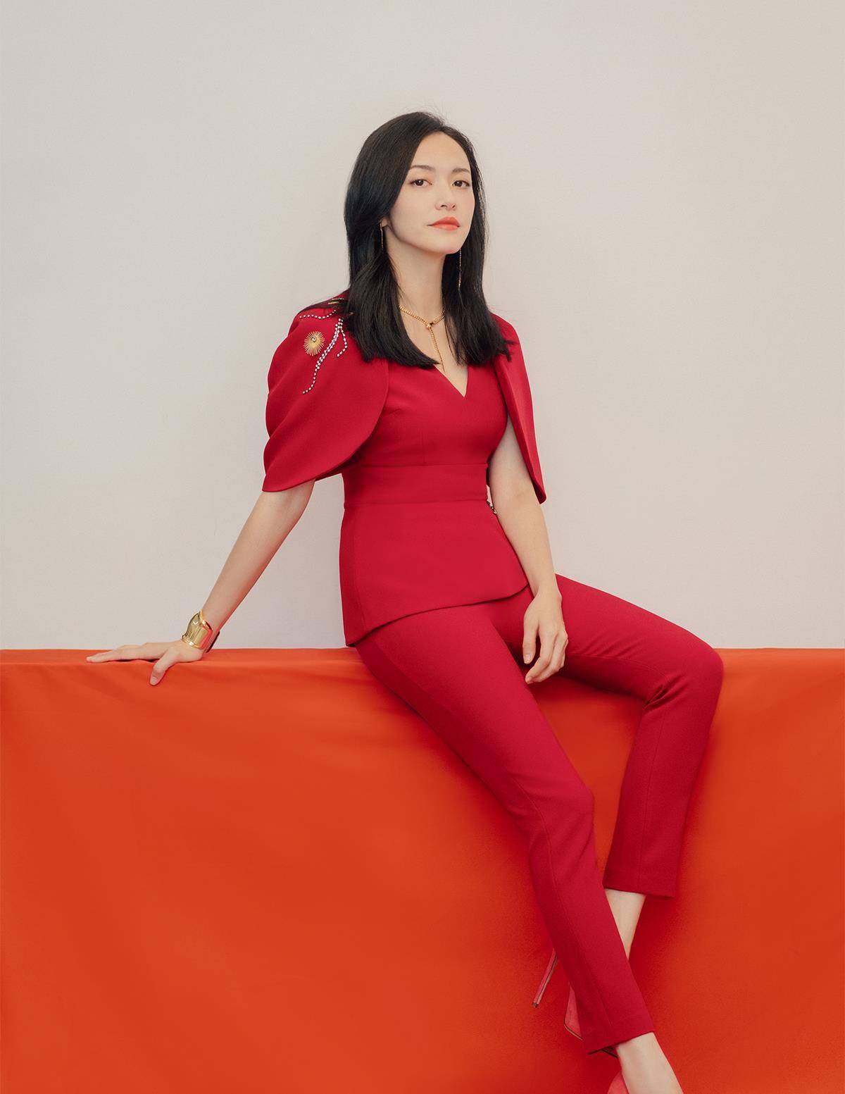 奔四奔五的女人少穿毛衣休闲裤,学姚晨6套搭配,知性优雅又高级_西装