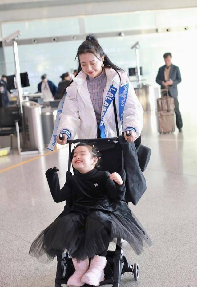 包贝尔一家三口出行,包文婧就算穿普通的棉服,都这么的好看_效果_款式