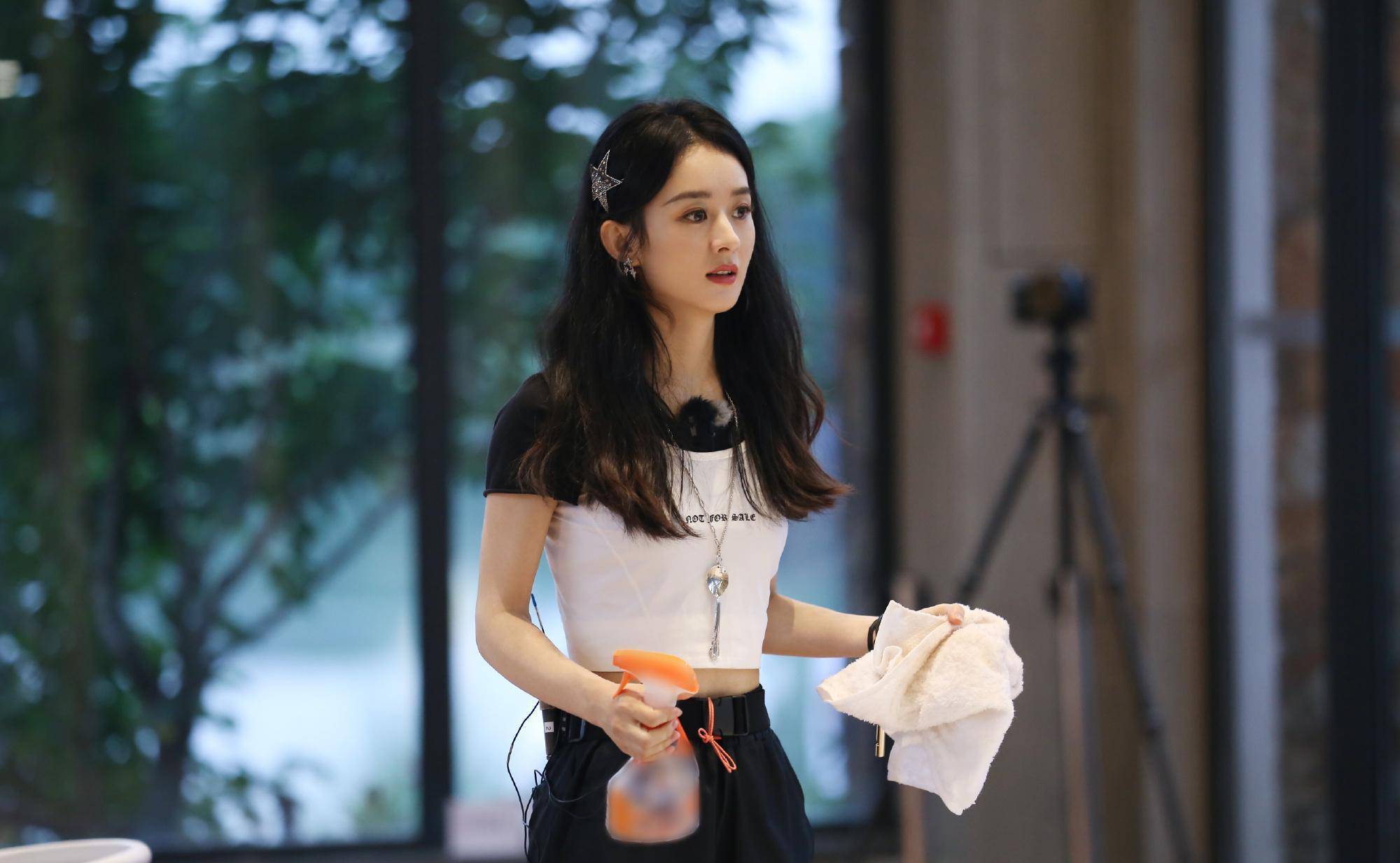赵丽颖为李冰冰庆生,差14岁如姐妹,休闲装扮减龄_黑色_网友_长裤