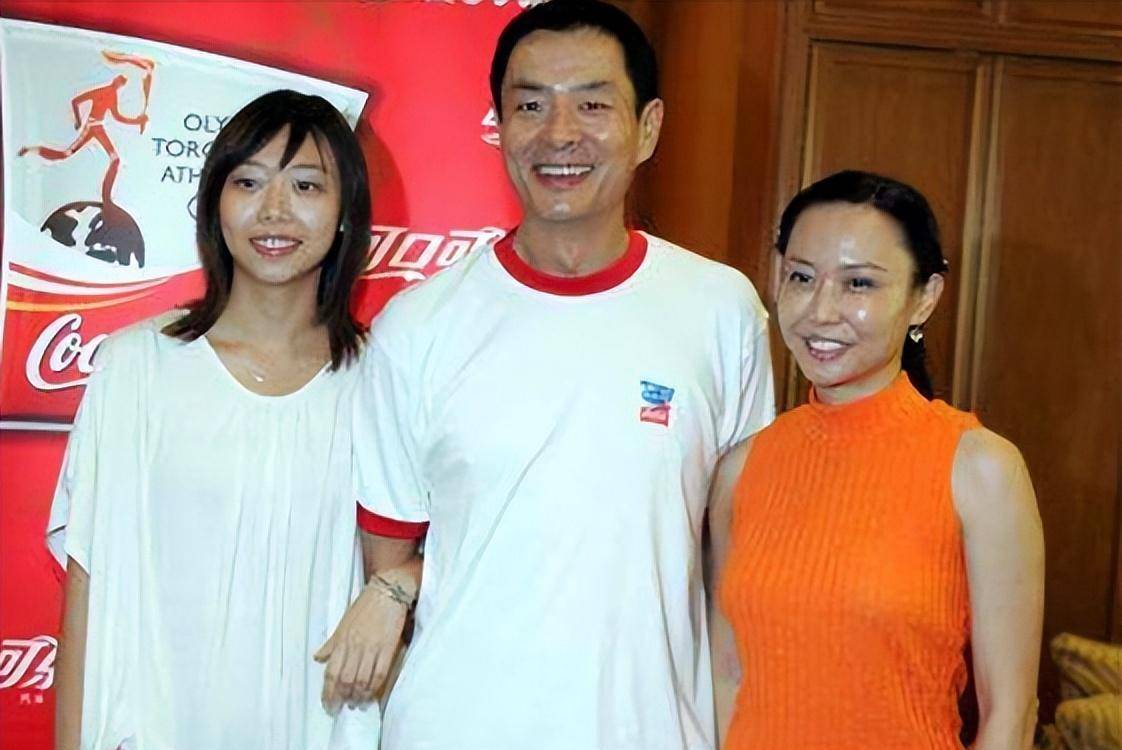 濮存昕老婆宛萍:和老公一起伺候婆婆,无怨无悔,女儿结婚反陪嫁