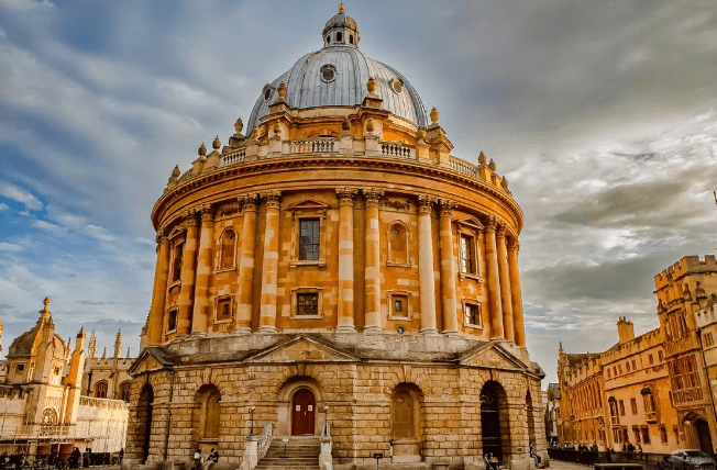 英国留学费用_英国留学去哪个大学好_英国留学指南