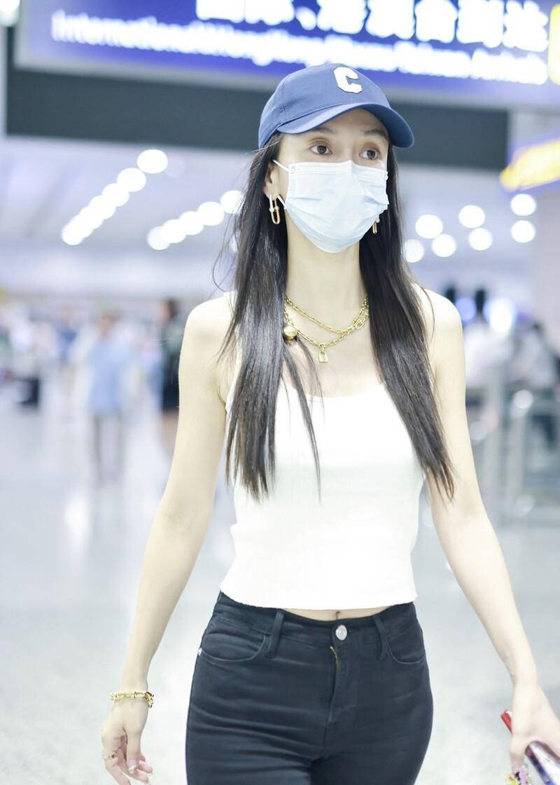 angelababy带儿子走机场,她穿小背心好惹眼,全套黄金首饰显土气_清爽