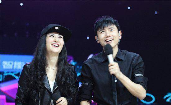 帮唱谢娜参加唱歌节目:张杰终于在遭群嘲之后扳回一局?