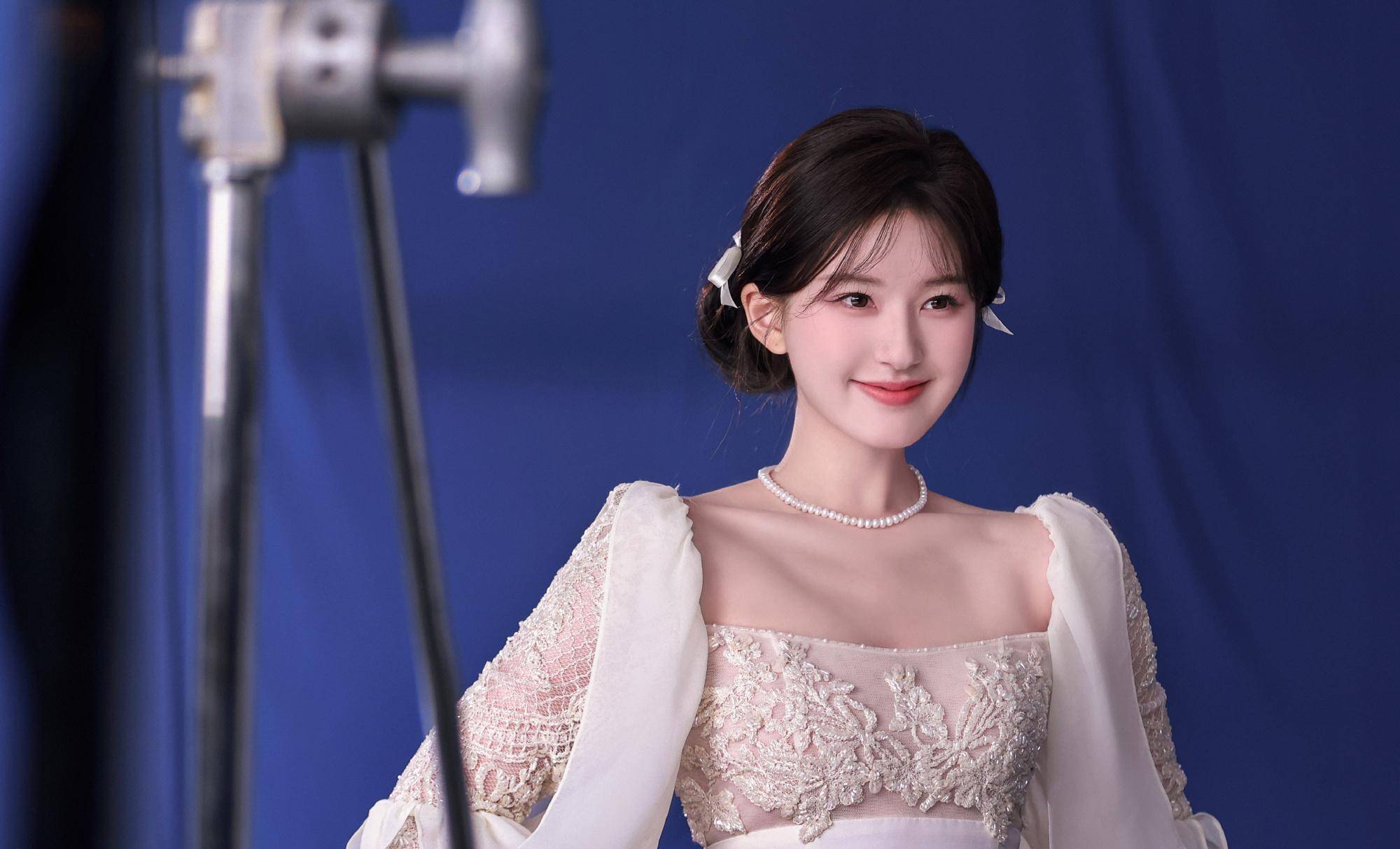 赵露思节日儿童节商务形象,白色时尚纱裙搭配简单麻花发饰,温馨宜人