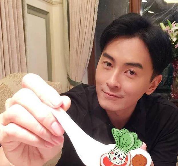 参观郑元畅生活中的家,厨房窗户直对花园,每天做饭还能欣赏风景_空间