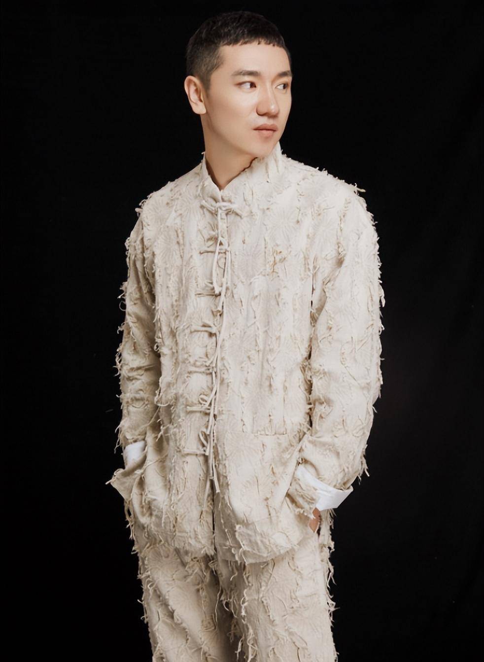 王琪出道17年,舞台独唱4分钟,《可可托海的牧羊人》背后的故事_洋仔