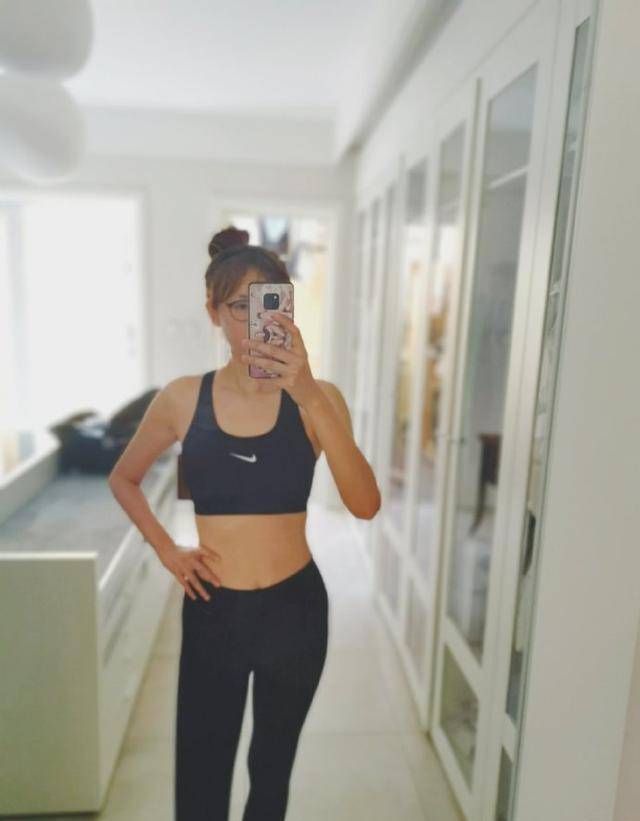 生产9个月后李艾身材已完全恢复,晒健身照秀美腰_艾姐_孩子_一家人