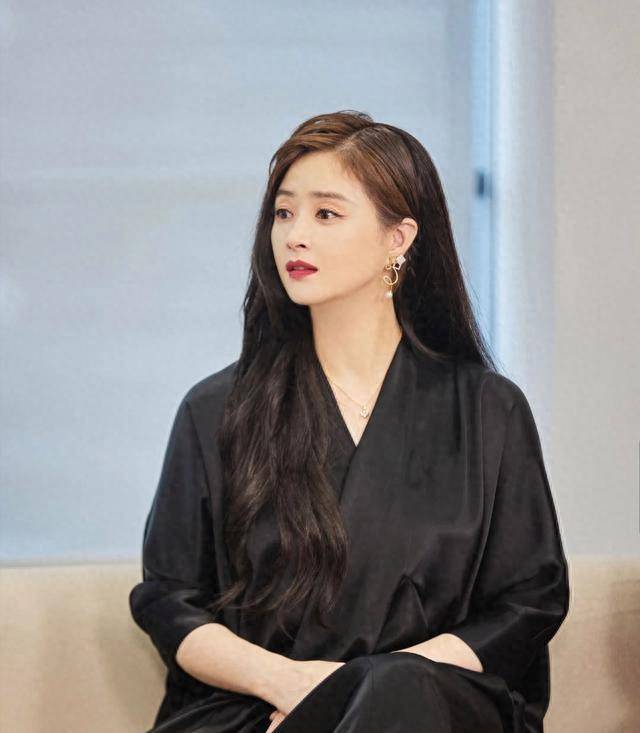 蒋欣再现"樊胜美"穿搭,网友:这才是真女神,身材与穿搭皆美!