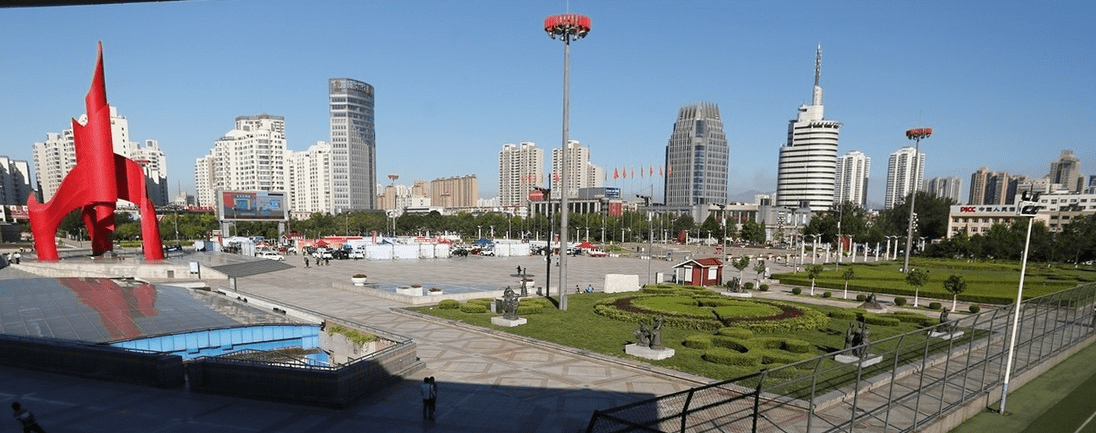 生活配套上,毗邻人民广场,人民公园,环岛公园等主城自然盛境;商业配套
