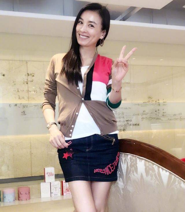 "酸"牛仔短裤搭配女装上衣,张庭女神看起来美了!_时尚_女孩子_气质