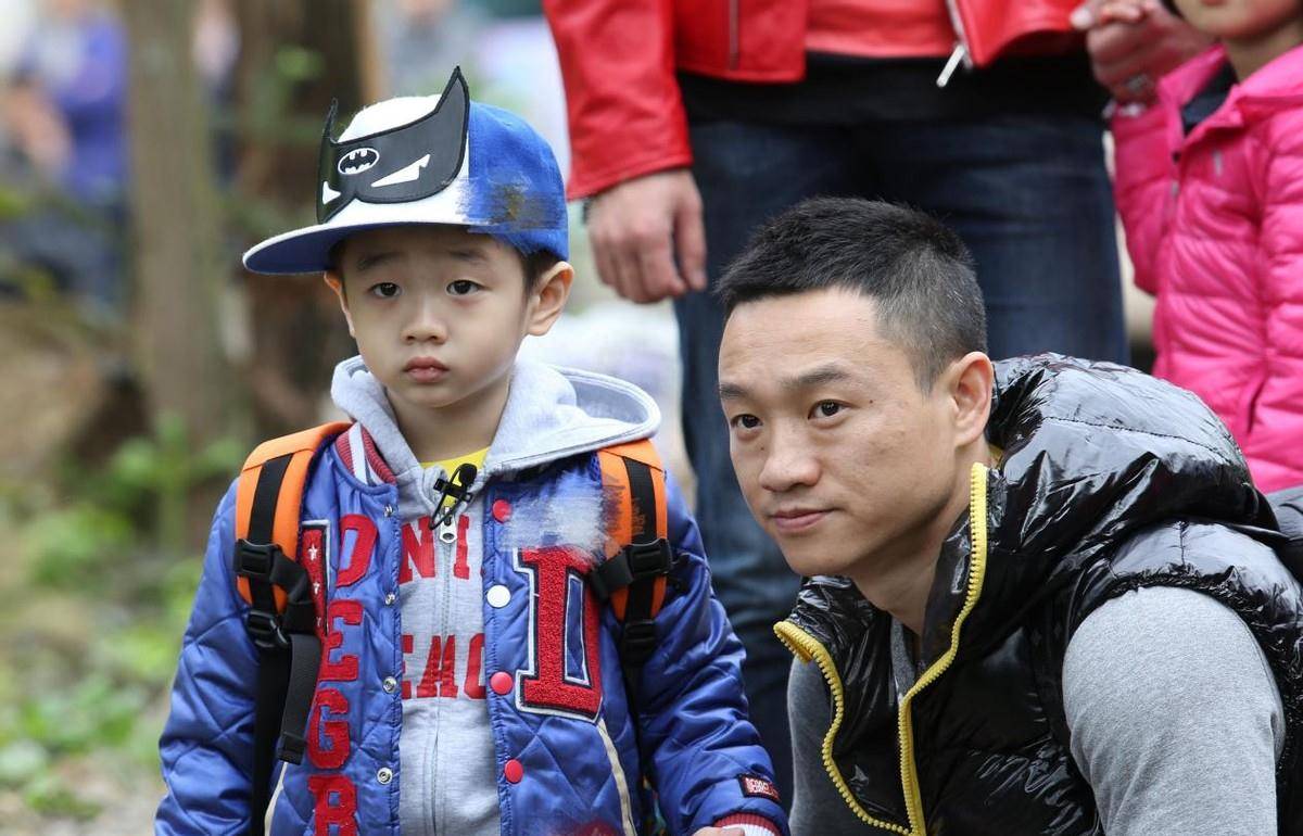 4岁女儿长腿瞩目,一家五口如复制粘贴_杨云_网友_杨阳洋