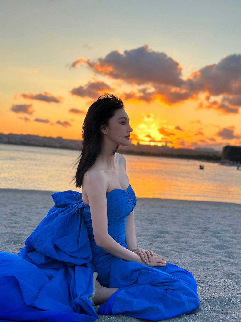 张馨予,张雨绮大玩"蓝色妖姬",长裙美神pk泳衣御姐,谁赢了?