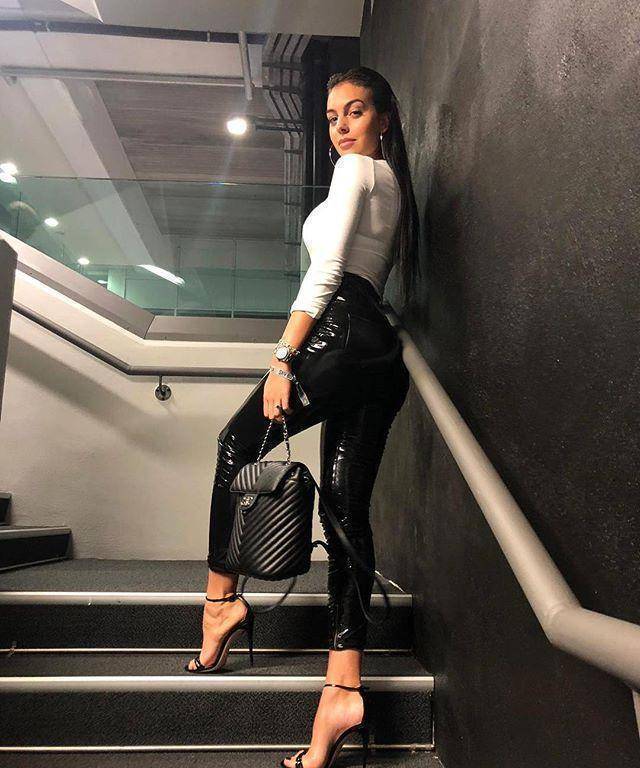 嘲笑《三十而已》王漫妮,c罗女友乔治娜真实演绎柜姐逆袭不是梦_收入