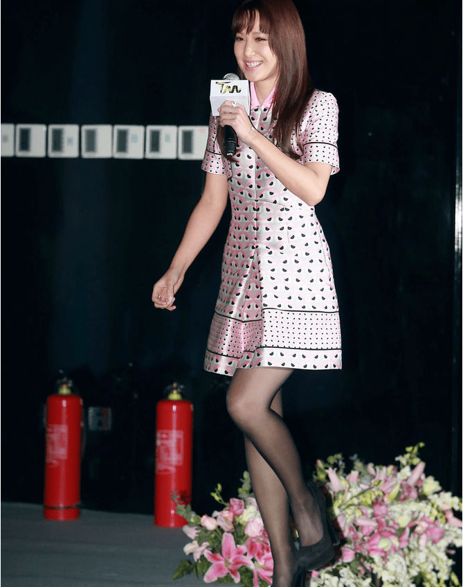 徐子珊再一次刷新了形象,黑色丝袜搭配碎花连衣裙秒变呆萌少女!