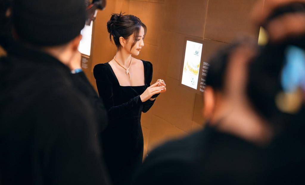 佟丽娅的黑色天鹅绒西装柔软优雅,网友:不愧是我心中的女神_丝绒