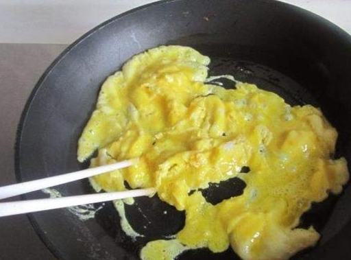 炒鸡蛋前多加一个步骤,出锅的鸡蛋更加嫩滑,香嫩又蓬松_料酒_温水