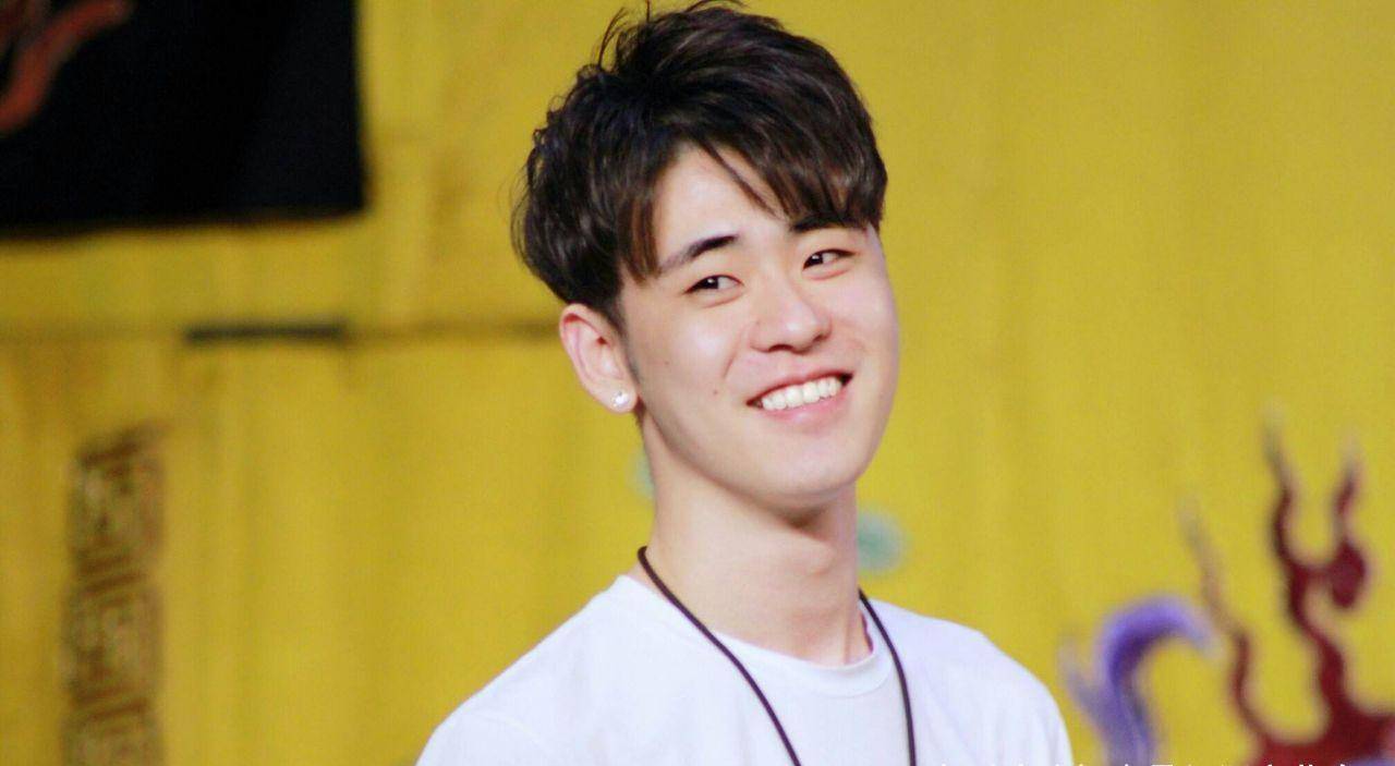 抖机灵也要分场合,德云社张云雷答谢粉丝,烧饼想开玩笑却说错话_因为