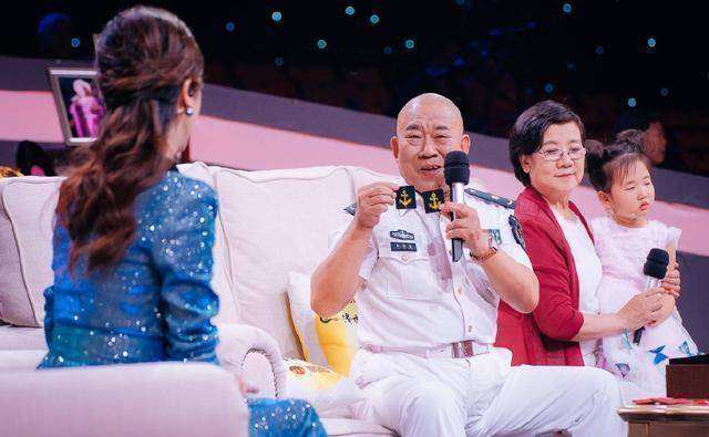 62岁反派演员杜旭东与漂亮妻子近照曝光,因一首军歌结缘携手36年