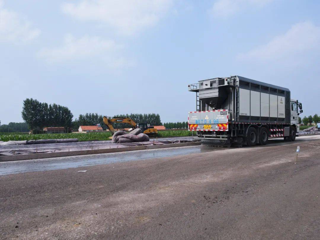 九州陆达水泥净浆洒布车助力明董高速连接线施工_建设_山东半岛_高速