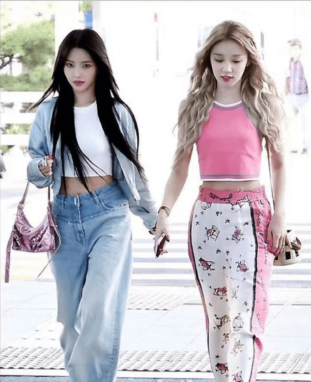 南韩审美真拉垮,宋雨琦撞衫文咏珊,脸没输却被廉价妆发搭配拖累_衣服