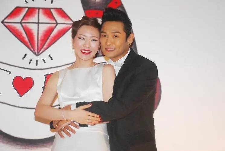 杜德伟妻子李晓冰,丈夫比母亲大一岁,婚后生一子,生活幸福甜蜜_年龄