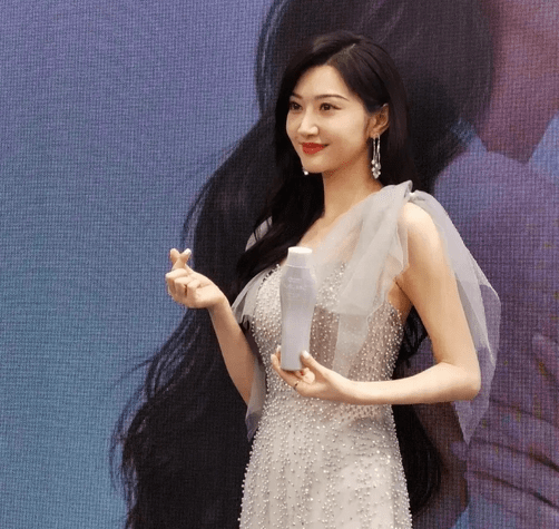 景甜到底是"盛世美颜",飘纱设计肩带连衣裙优雅温柔,高级洋气_爆表