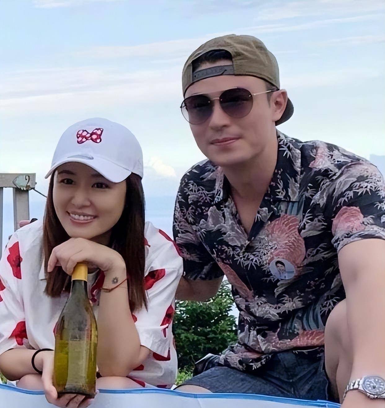 霍建华夫妇与好友合影,一个穿短裤留住青春,一个穿紧身裤超显胖