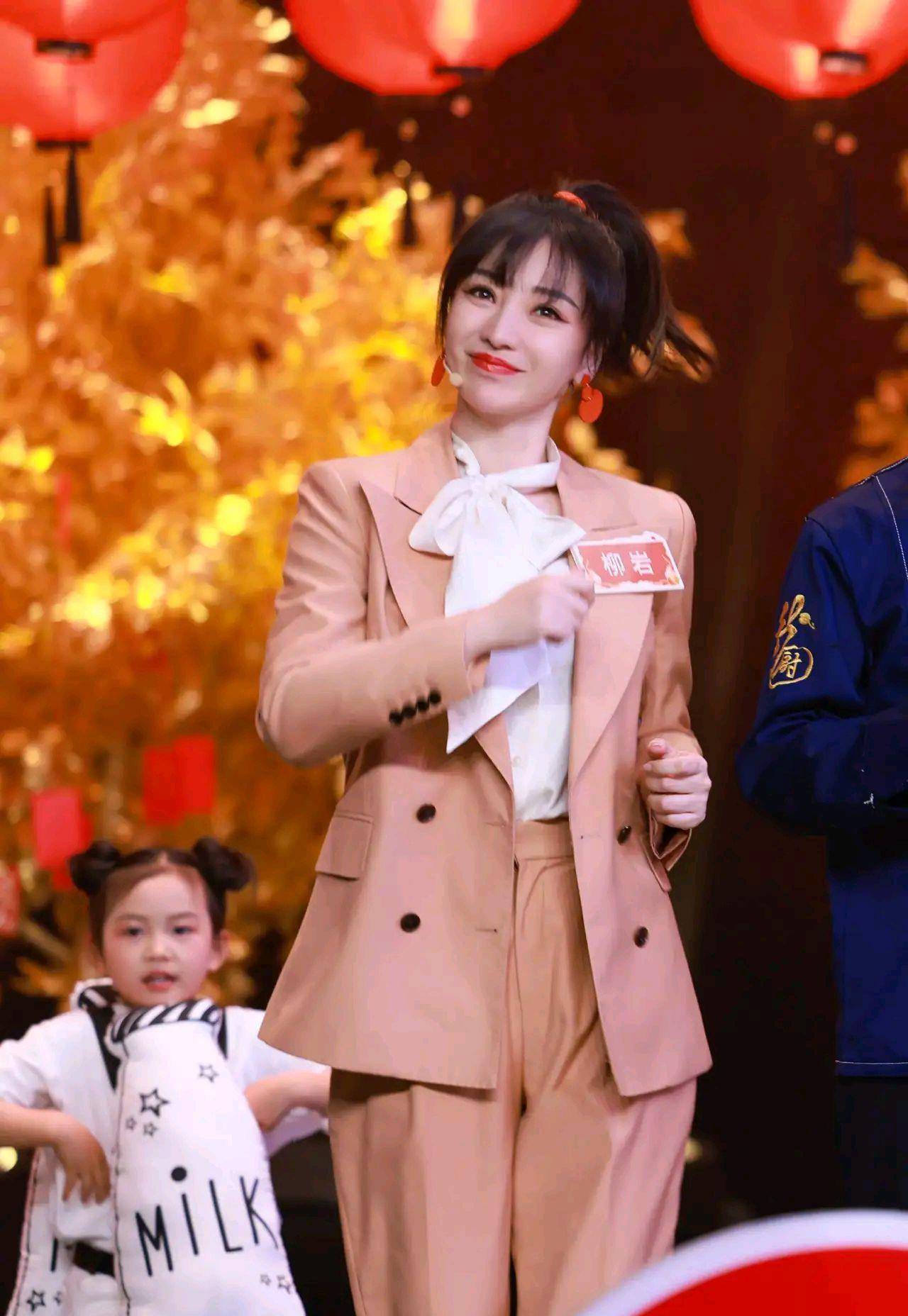 曾得罪陈凯歌做一月噩梦,因身材穿着惹争议,41岁的柳岩现状如何_问题