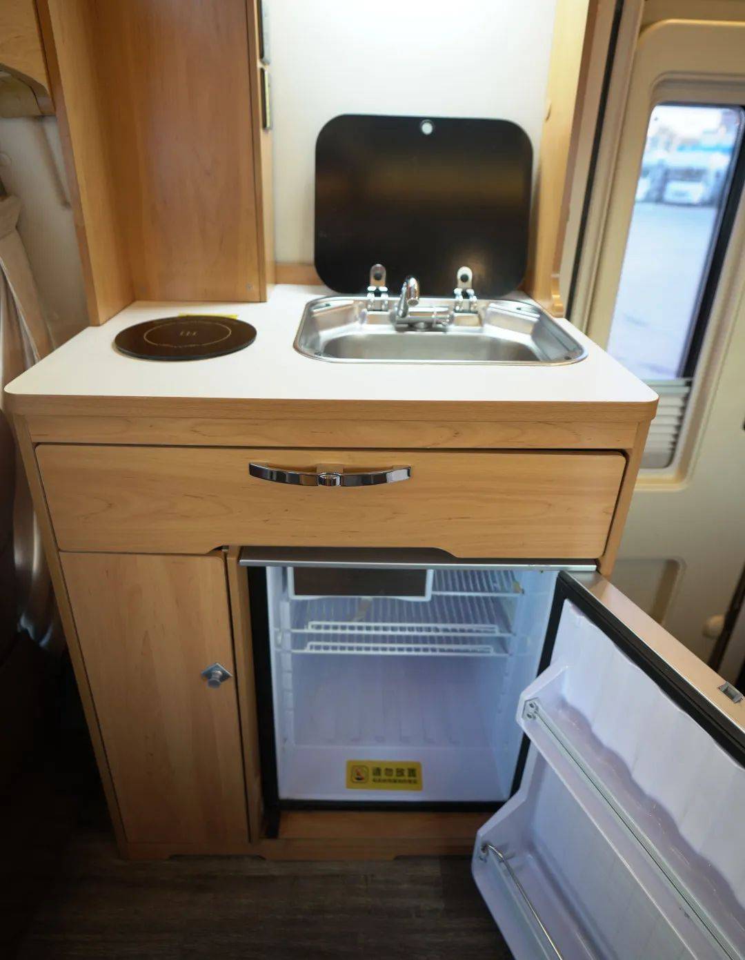 全车内饰古典而大气,不同于其他房车传统的白色色调,rv80c采用的深