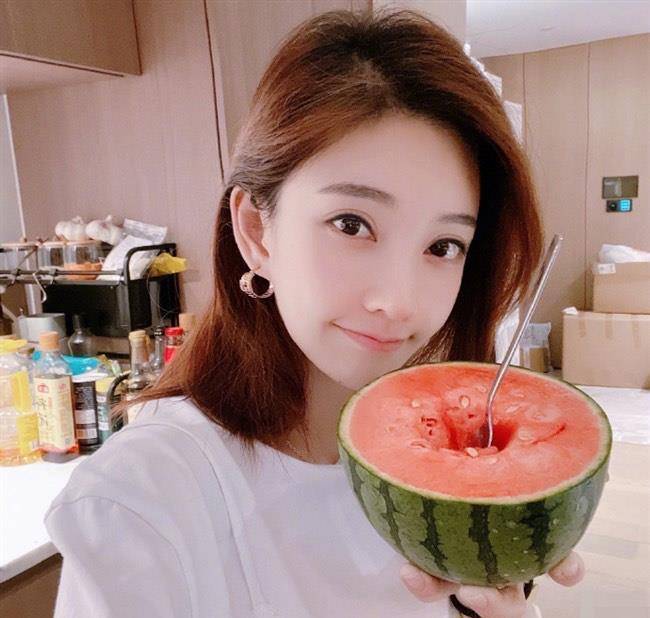 最近冯提莫真是非常慢,前一段刚上了芒果台的节目