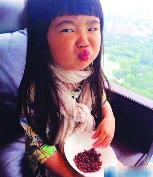 曹格女儿"萌丑"grace长大了,妈妈晒9岁生日照,一双美长腿吸睛_儿女