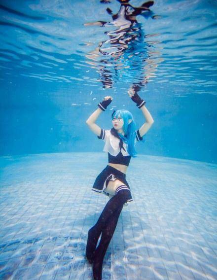 初中生cos《凹凸世界》安莉洁,水下睁眼太硬核,网友:不科学!