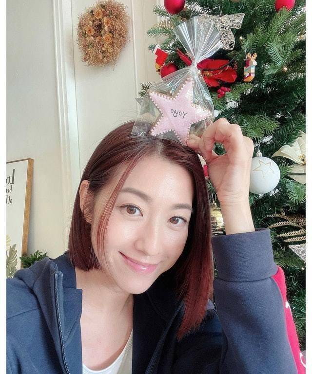 加上上月颁奖礼王浩信在颁奖台上多谢yoyo时,陈自瑶表情也的确让网友