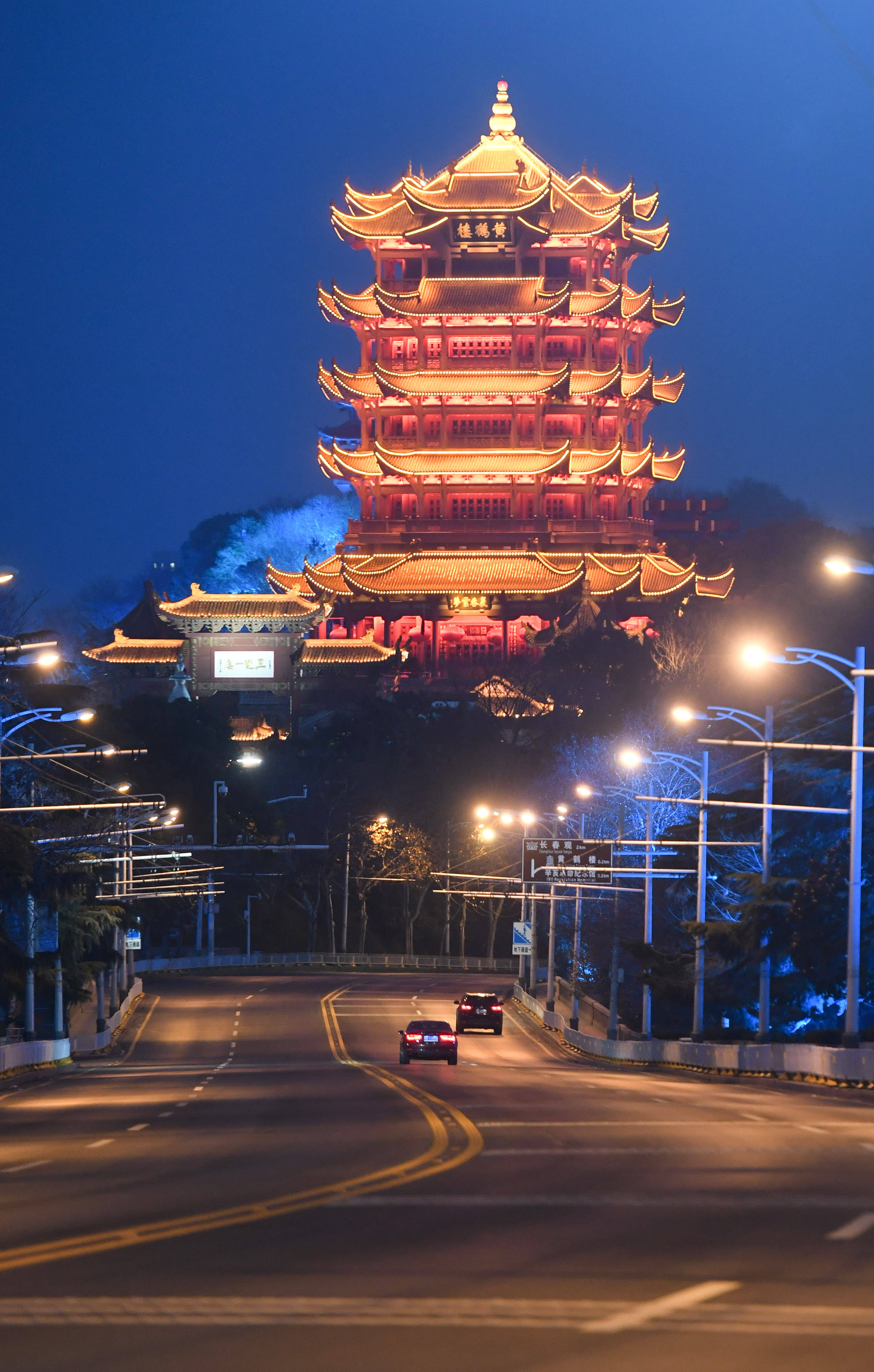 黄鹤楼是武汉的地标性建筑,夜晚时分黄鹤楼与江水相映成辉