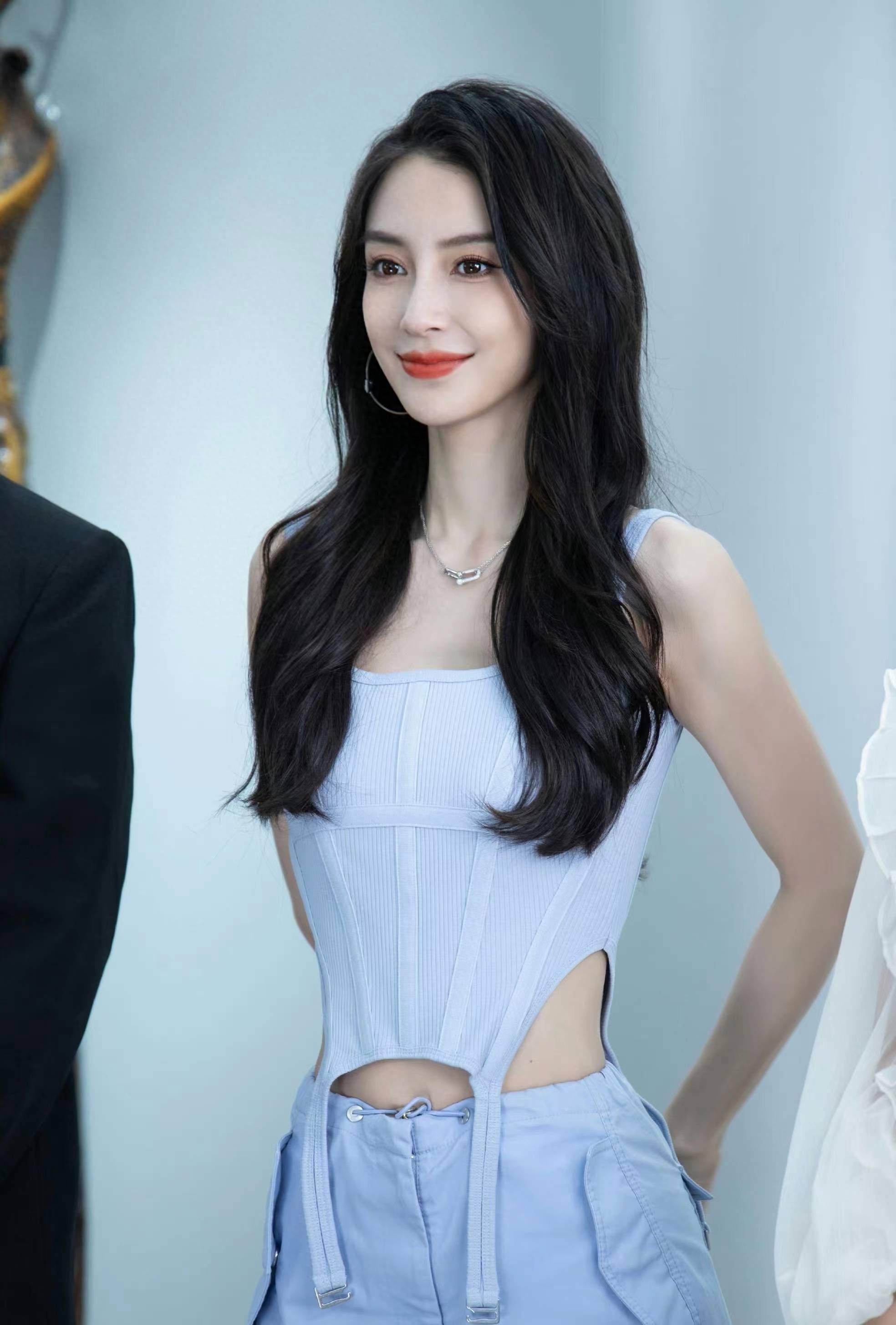 杨颖空降温州,被围得水泄不通,通道被挤得寸步难行,人气爆棚