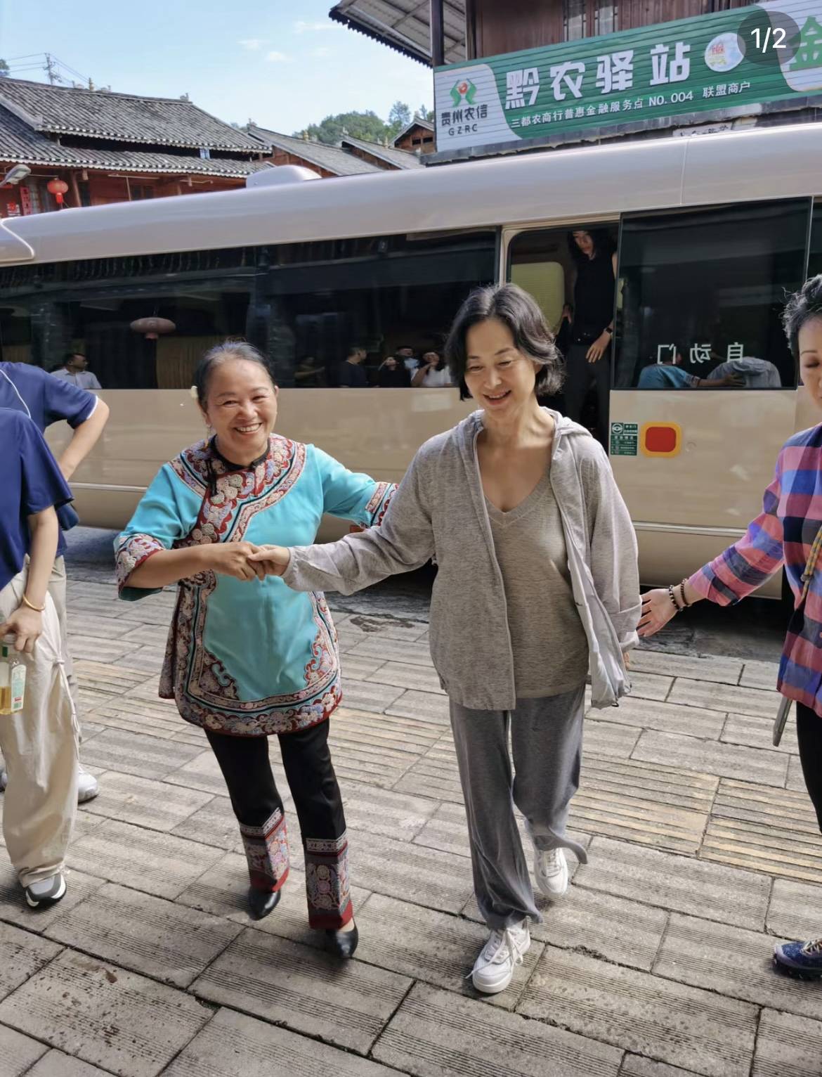 60岁何超琼探访贵州贫困县，打扮素朴难掩气质，与民众相拥没架子