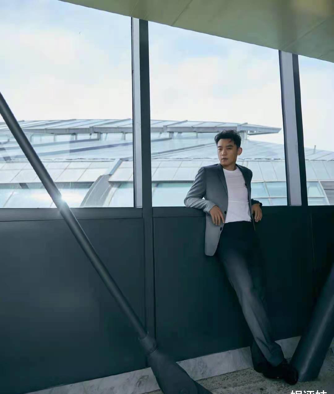 郑恺瘦身成功后,首晒西装写真,坦言衣服又能穿进去了