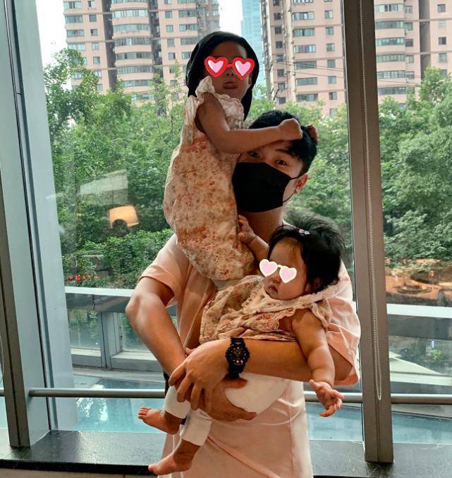 陈赫带两个女儿吃饭,晒二女儿正面照,胖嘟嘟的,比姐姐更像爸爸_妹妹