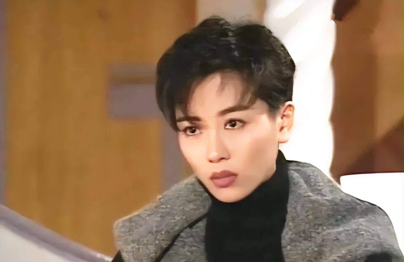 53岁袁洁莹罕露面瘦到脱相!