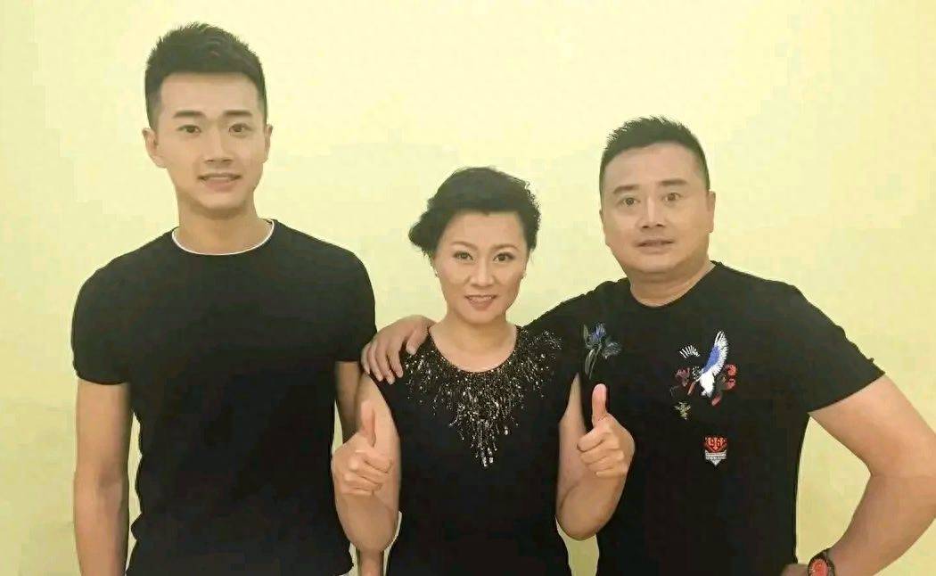 乡村爱情》的资深大帅哥,老婆在剧里演他的长辈,儿子比他更帅_闫光明
