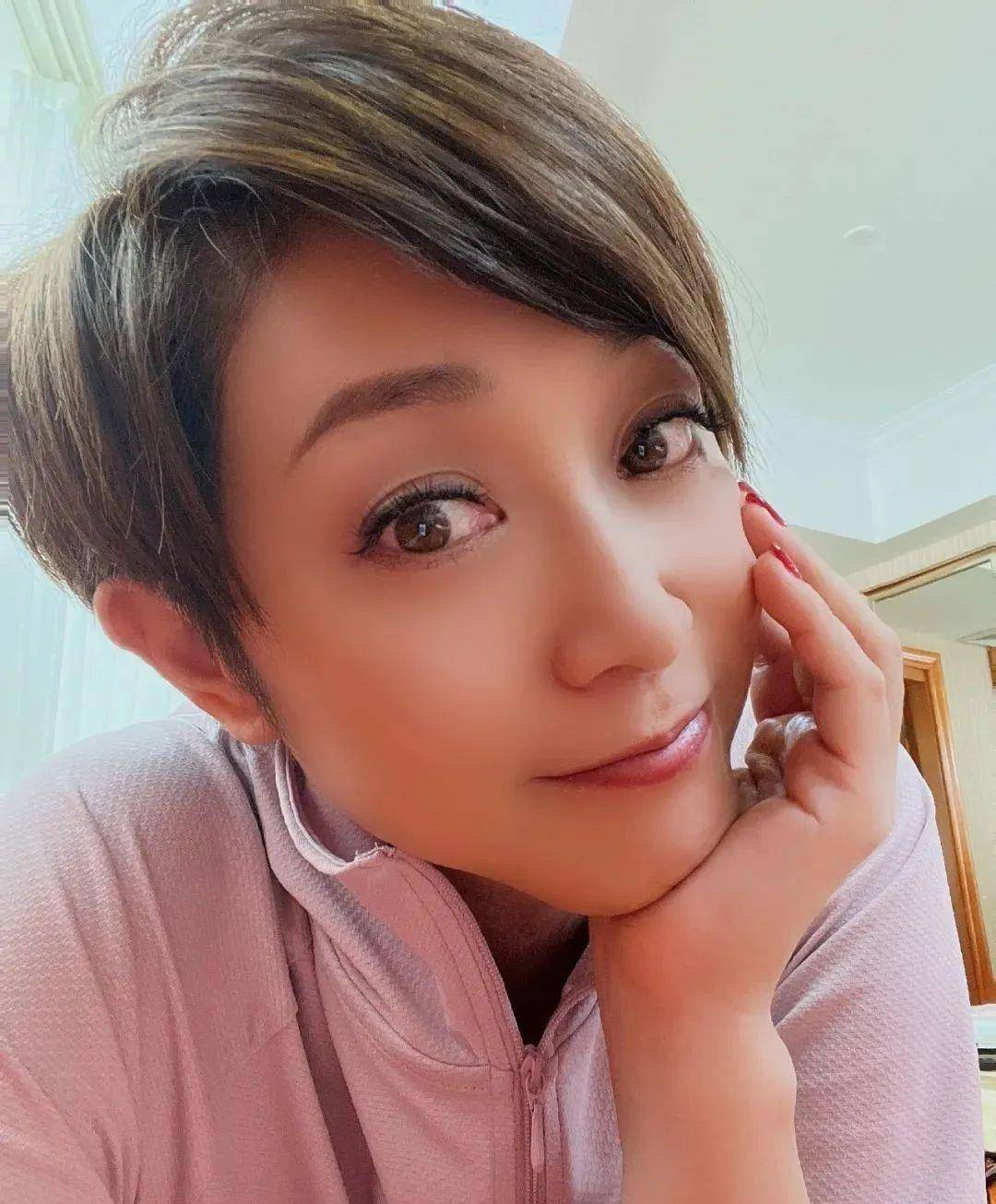 中年单身女港星现状:瘦到皮包骨,沉寂十年,还有人退圈太可惜_陈法蓉