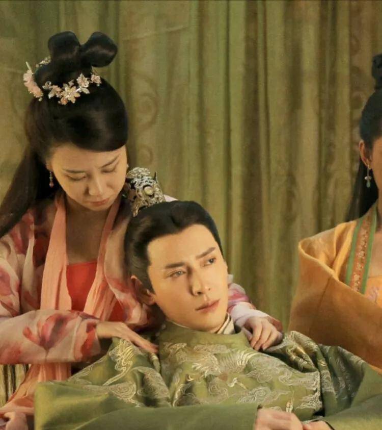 据说严世蕃有很严重的气管炎,每晚咳痰不断,他就发明了美人盂.