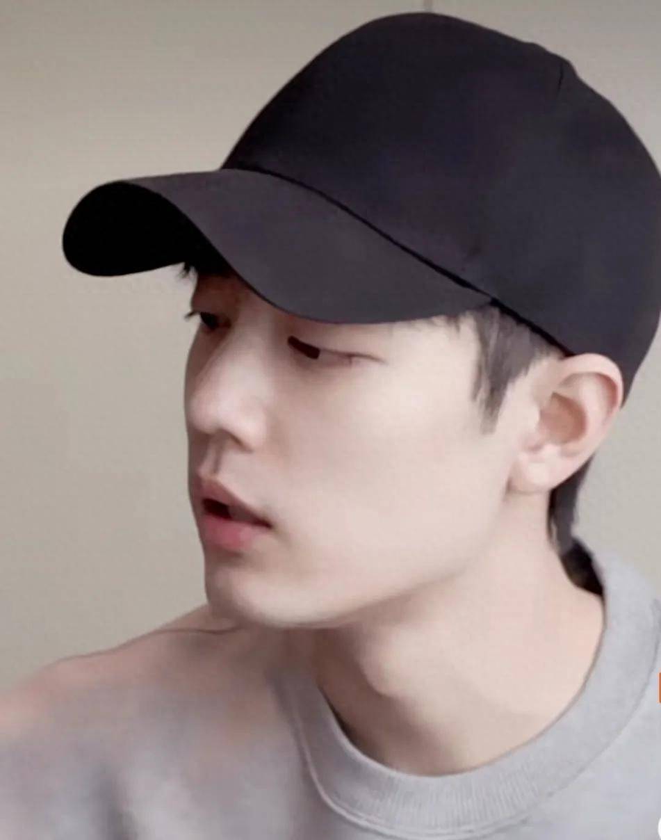 x玖少年团肖战daytoy 说自己"我太爱小面包了,酥酥脆脆小面包,今天