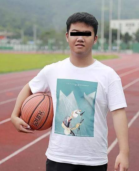 男生和男生之间没那么多秘密,尤其是情感,孟超和"何小厉"这对好朋友就