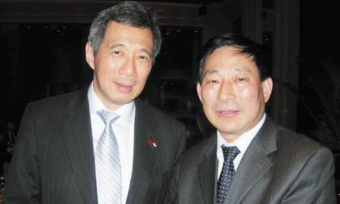娶了学生,超生丢铁饭碗,经商赚千亿的严介和,儿子也成新疆首富_张云芹