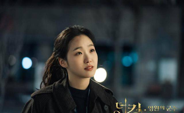 金高银新剧照曝光,黑色风衣知性时尚,简直太有气质_一身_整体_剧中