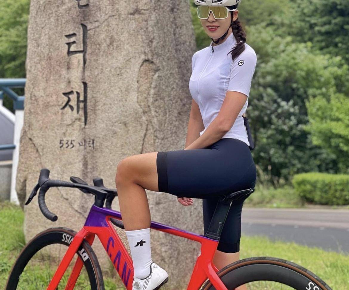 女骑手如果有良好的骑行技术和姿势,就能更有效地运用身体力量,提高