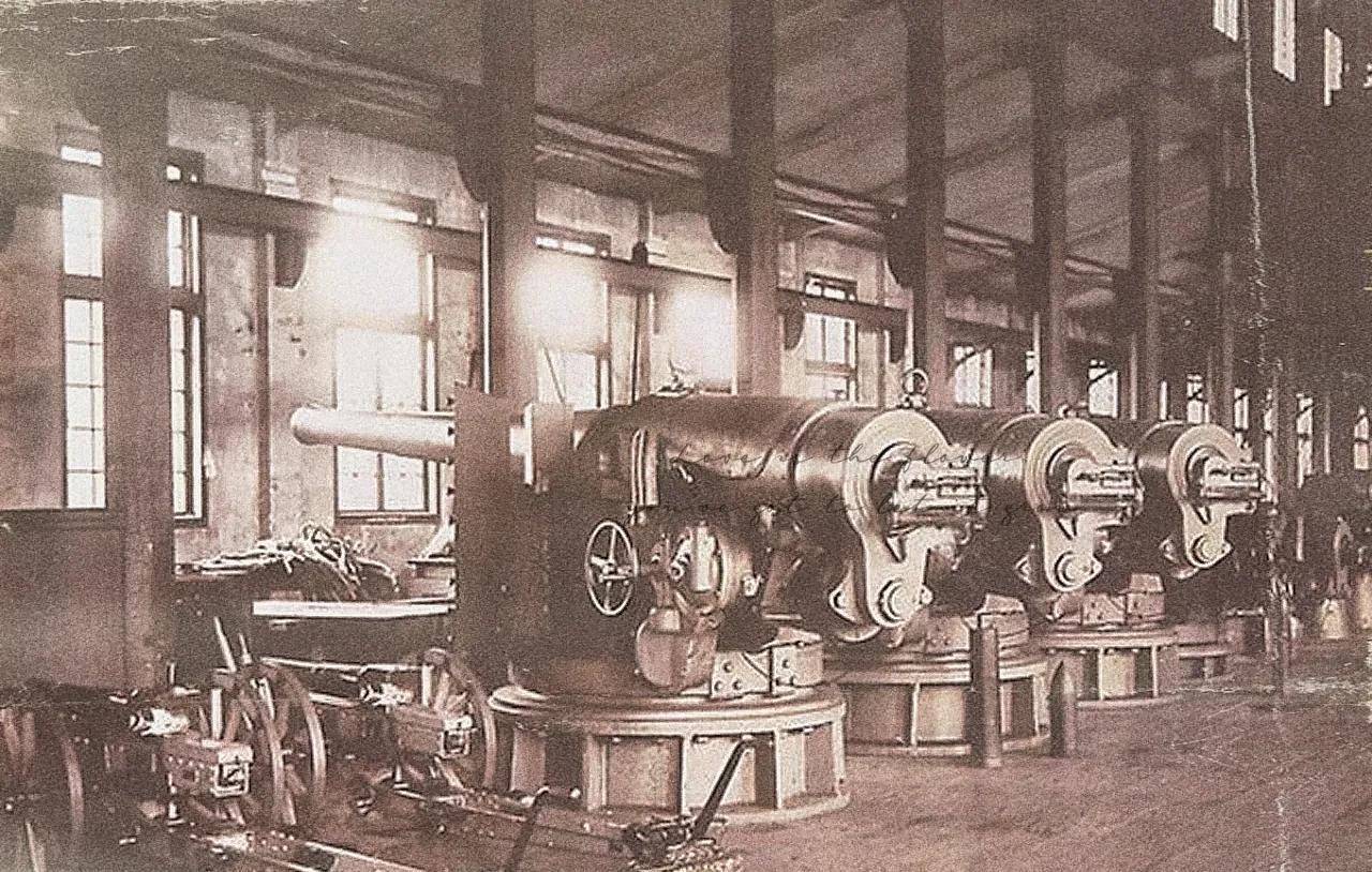 1861年,曾国藩主持下,建立安庆内军械所,当时著名的科学家容闳,徐寿