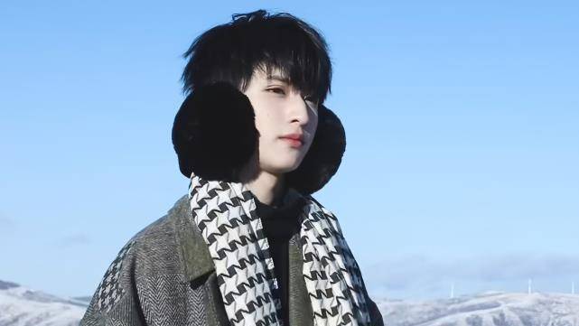 严浩翔吃火锅油溅到身上,发现后处理方式太有梗,不愧是气氛担当_时候