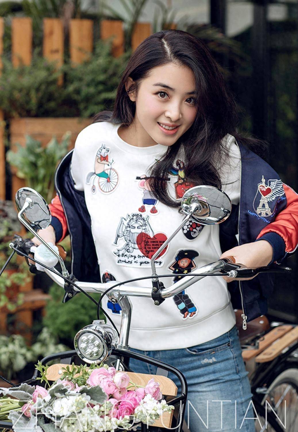 代拍无底线,张含韵被猥琐男拍到裙底,求对方不要蹲下_视频_行为_明星